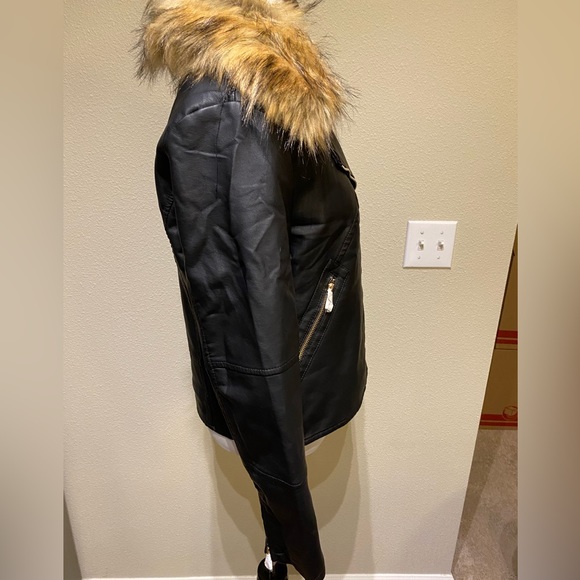 NWT Forever21 Faux Leather Biker jacket Size M Sherpa lined removable fur - Picture 9 of 11